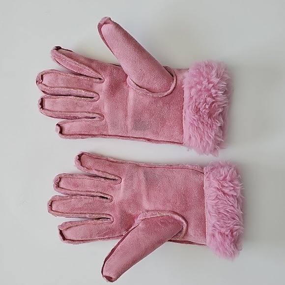 Small Pink Furry Gloves - Picture 4 of 4